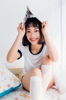 年轻的护士被4